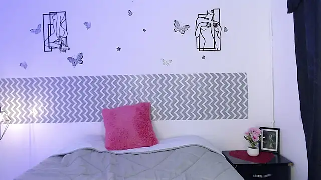 cloehonney online show from September 19, 2025, 7:29 pm