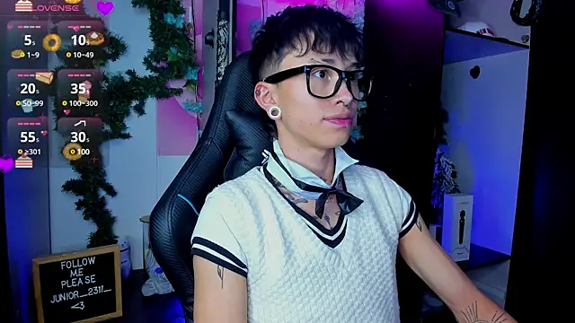 juniior 2311  online show from March 19, 2025, 9:05 pm