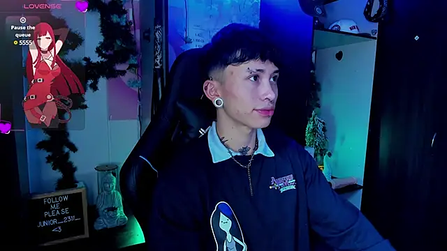 juniior 2311  online show from March 14, 2025, 6:39 pm