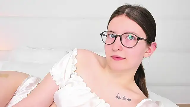 MoonAngelic online show from February 12, 2025, 6:19 am