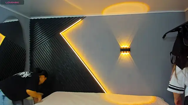 Laia and Aloby online show from April 14, 2026, 10:15 pm