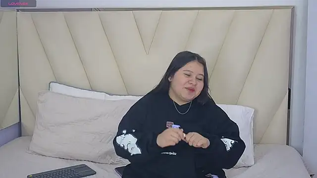 Snapshot of Laia_and_Aloby chatting on February 3, 2026, 10:15 pm Laia and Aloby online show from February 3, 2026, 10:15 pm