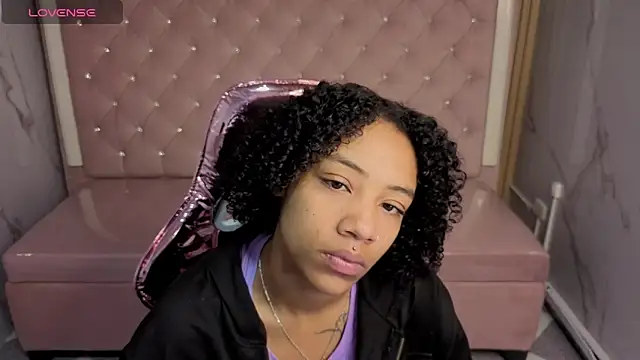 Violeth b online show from December 17, 2025, 12:43 pm