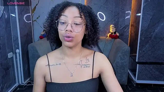 Snapshot of Violeth_b chatting on May 21, 2026, 12:57 pm Violeth b online show from May 21, 2026, 12:57 pm