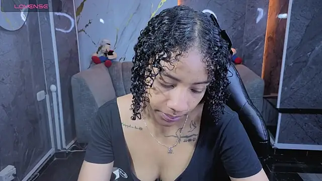 Snapshot of Violeth_b chatting on April 27, 2026, 12:58 pm Violeth b online show from April 27, 2026, 12:58 pm
