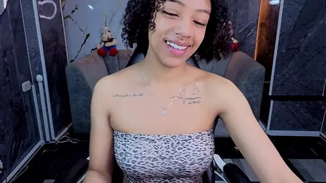 Snapshot of Violeth_b chatting on April 30, 2026, 12:45 pm Violeth b online show from April 30, 2026, 12:45 pm