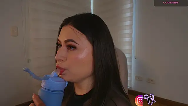 venusleroy  online show from October 26, 2025, 8:31 pm