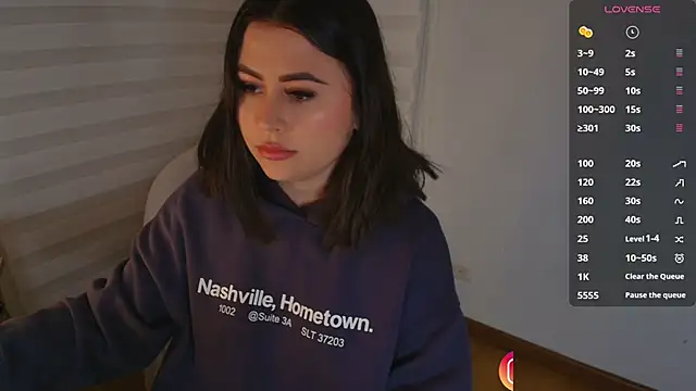 venusleroy  online show from November 5, 2025, 11:08 pm