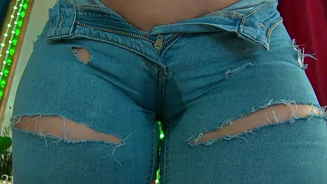 Foxxxy MILF online show from April 19, 2026, 3:51 am