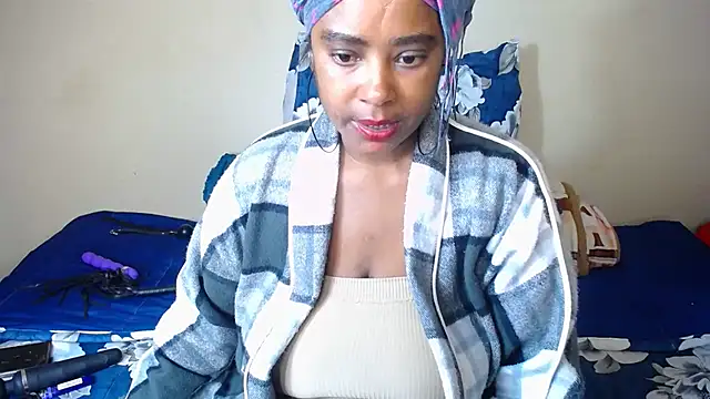 2Sweetysmile online show from October 28, 2025, 9:47 pm