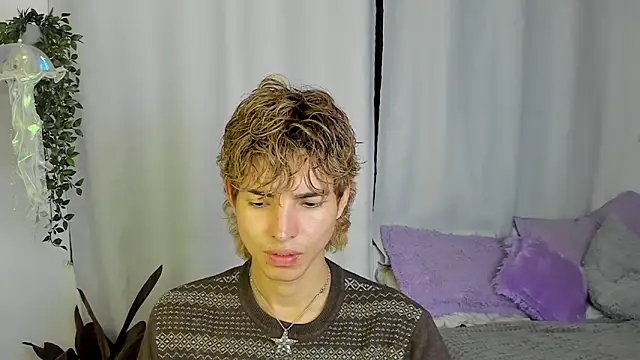 santy-kitty online show from September 29, 2025, 2:51 am