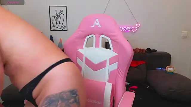 Snapshot of Milas_Dreams chatting on October 21, 2025, 8:30 pm Milas Dreams online show from October 21, 2025, 8:30 pm