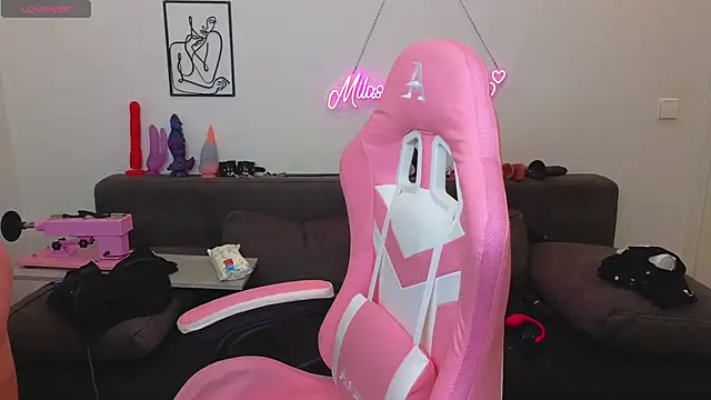 Snapshot of Milas_Dreams chatting on October 23, 2025, 6:45 am Milas Dreams online show from October 23, 2025, 6:45 am