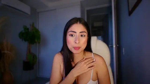 auroracaruso11 online show from September 20, 2025, 10:37 pm