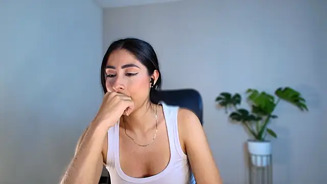 auroracaruso11 online show from January 15, 2026, 12:03 am