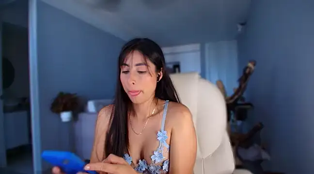 auroracaruso11 online show from March 10, 2025, 10:02 pm