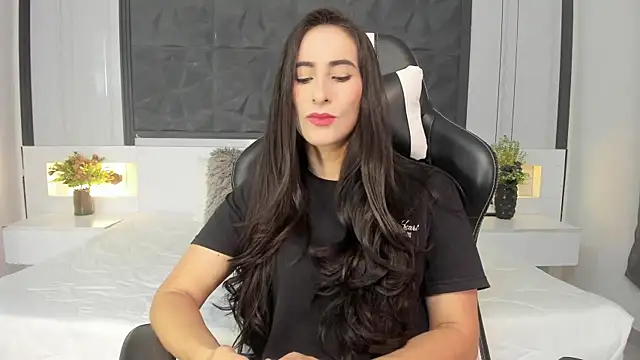 SaraGomez1 online show from October 8, 2025, 12:39 pm