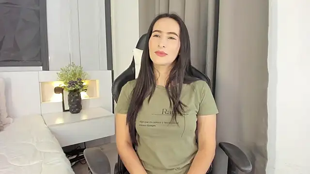 SaraGomez1 online show from October 3, 2025, 2:18 pm