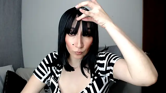 Snapshot of Laura-pervert chatting on July 3, 2026, 11:33 pm Laura-pervert online show from July 3, 2026, 11:33 pm