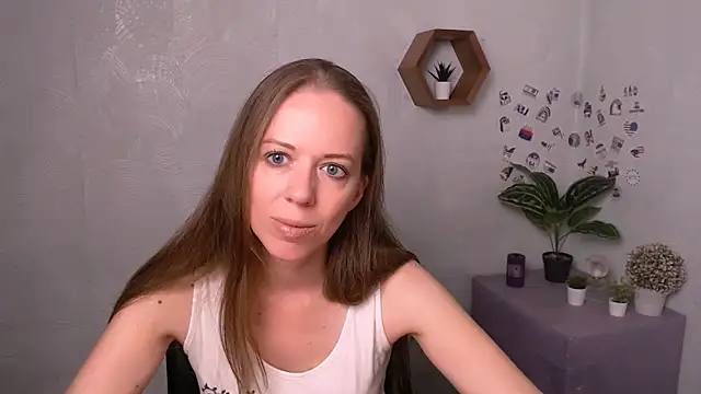 GloriaSi  online show from September 12, 2025, 4:40 pm