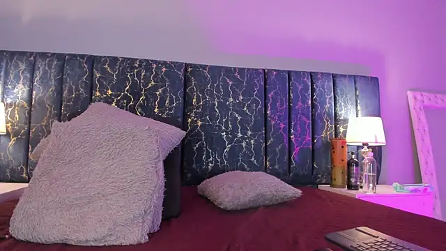 Sophia Lemos online show from November 26, 2025, 1:33 pm