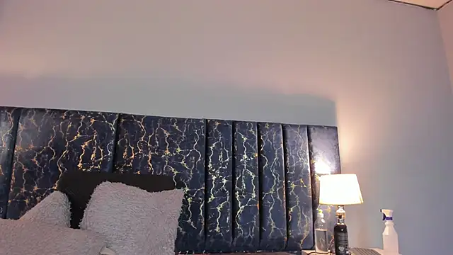 Sophia Lemos online show from October 8, 2025, 1:34 pm