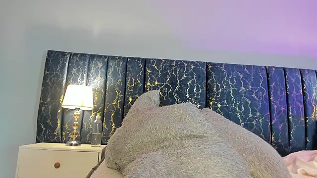 Sophia Lemos online show from December 4, 2025, 1:32 pm