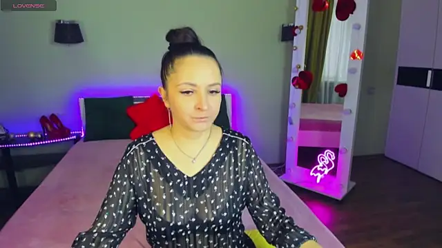 AngellLika online show from October 6, 2025, 12:17 pm