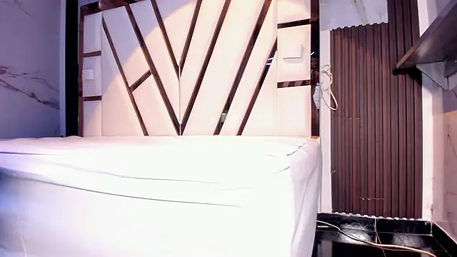 lola hornei online show from March 12, 2026, 11:53 pm