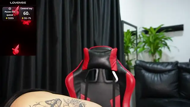 Snapshot of amy_fox2 chatting on October 6, 2025, 1:45 pm amy fox2 online show from October 6, 2025, 1:45 pm