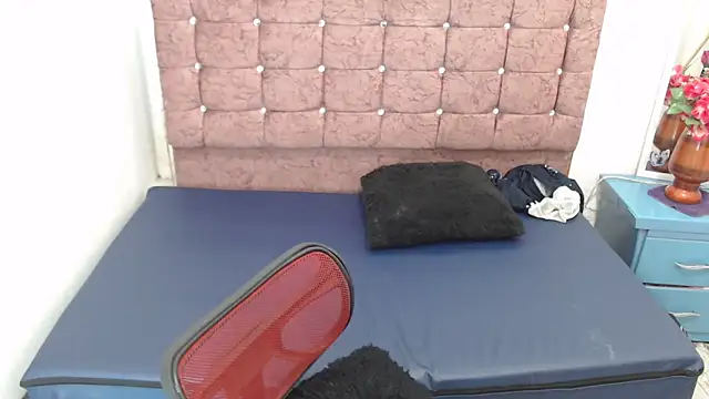 lily jamesx online show from November 19, 2025, 1:55 pm