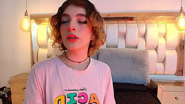 EvaHalsey online show from September 23, 2025, 7:43 pm