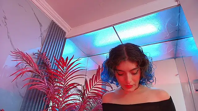 EvaHalsey online show from October 28, 2025, 7:46 pm