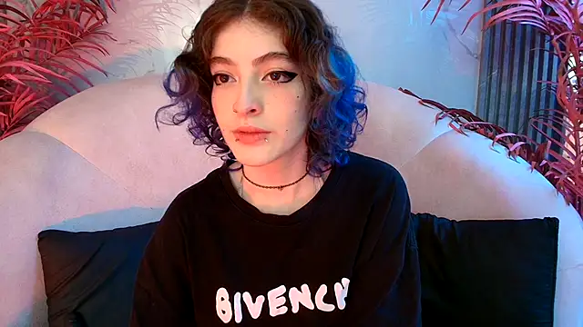 EvaHalsey online show from October 20, 2025, 7:36 pm