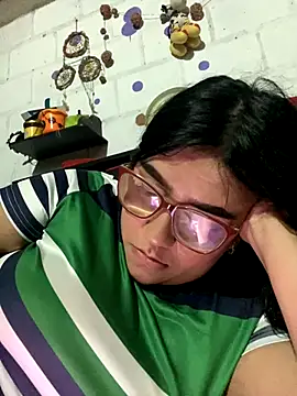 dafne19  online show from November 16, 2025, 4:06 am