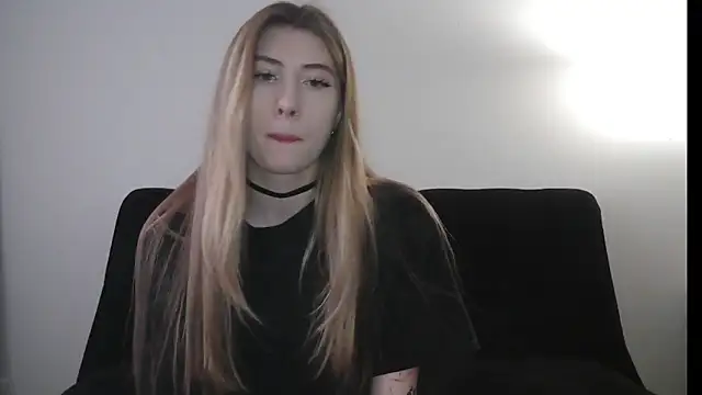 ErikaShyy online show from December 17, 2025, 10:53 am