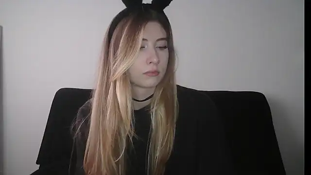 ErikaShyy online show from October 8, 2025, 10:50 am