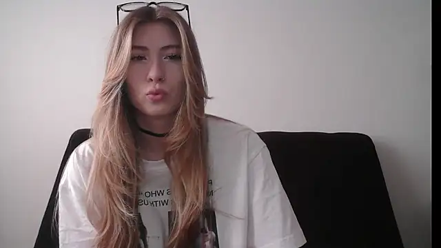 ErikaShyy online show from October 16, 2025, 11:07 am