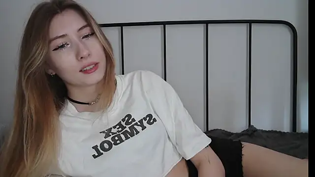 ErikaShyy online show from July 24, 2026, 9:38 am