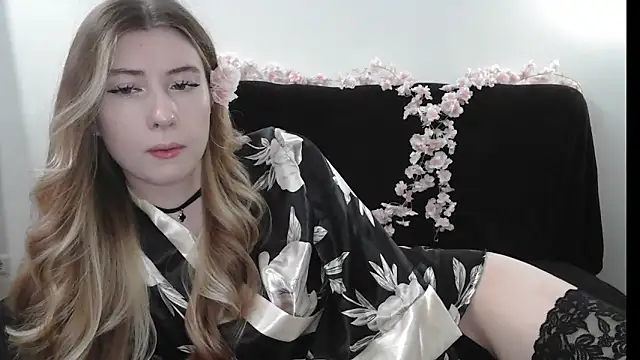 ErikaShyy online show from April 22, 2026, 12:01 pm