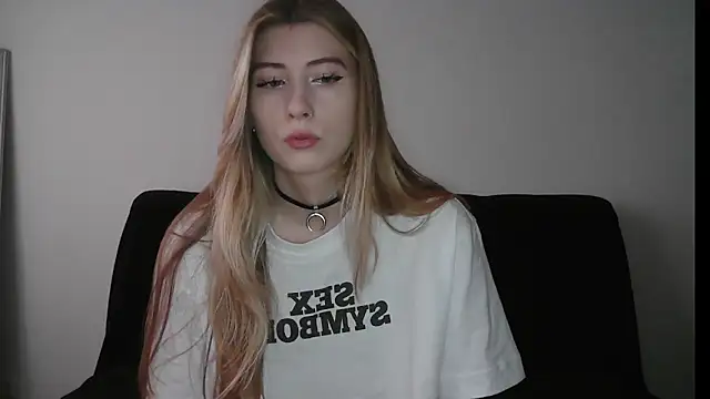 ErikaShyy online show from November 4, 2025, 11:47 am