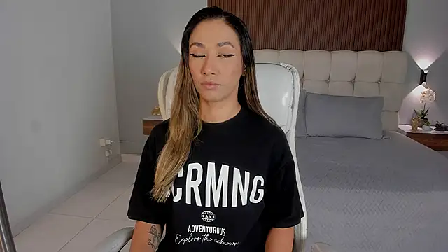 Snapshot of Emma23__ chatting on February 19, 2026, 6:32 am Emma23 online show from February 19, 2026, 6:32 am