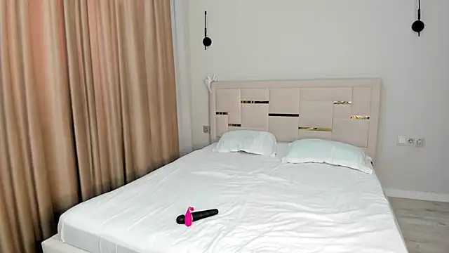 Lola Peach online show from April 18, 2026, 2:36 am