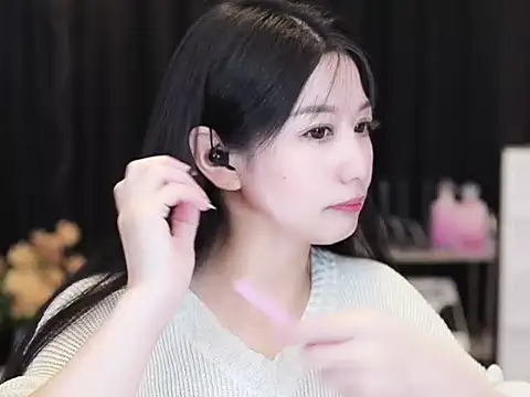 Nuyoah-77 online show from October 3, 2025, 4:19 pm