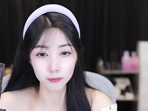 Nuyoah-77 online show from September 14, 2025, 4:40 pm