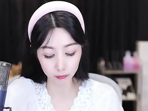 Nuyoah-77 online show from September 11, 2025, 4:07 pm