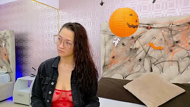 SaaraBrown online show from October 23, 2025, 12:15 pm