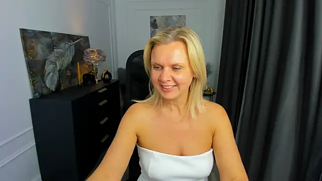 AgathaKlouin online show from April 18, 2026, 7:07 pm