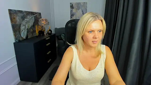 AgathaKlouin online show from April 18, 2026, 11:45 am