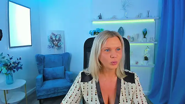 AgathaKlouin online show from October 11, 2025, 7:15 pm